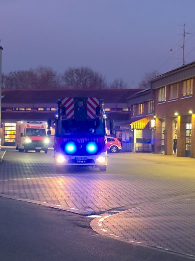 Einsatzfahrzeuge der Feuerwehr Unna im Video