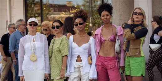Deze nostalgische modetrends uit de jaren '90 worden deze zomer groter dan ooit