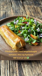 Filodejsruller med langtidsbagte tomater, feta og hytteost 199 kcal pr stk✅ Skal du prøve dem her?😍👌🏻 👉🏻Det skal du bruge 500 g små tomater 8-10 fed pillede hvidløg 2 duske frisk timian 2 spsk sennepsfrø 3 spsk olie 2 spsk æblecider eddike 1 spsk honning Salt og peber 8 ark filodej 200 g hytteost 100 g feta 100 g frisk spinat 1 æg Olie spray 👉🏻Sådan gør du Skær tomaterne i halve og læg dem i et fad med den runde side nedad Bland dem med timian kviste, pillede hvidløg, sennepsfrø, salt, pe