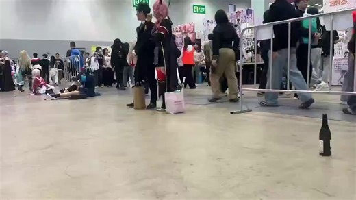 前日の準備で夜更かししたのか、コスプレ中に寝落ちしちゃったコスプレイヤーさんwwwwコスプレしたキャラクターが酔っ払いキャラなだけあってみんなコンセプトだと勘違いして、一緒に寝そべって記念写真いっぱい撮って帰る事態にw職人魂だと誤解されても仕方ない…