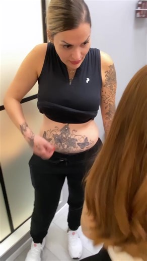 Hur många här av våra fina följare har navelpiercing, sträck up en hand 🤚🥰 Här gör tuta en ny navelpiercing på vår trogna kund som gjort alla sina piercingar här sedan start! 💜 Ni betyder allt för oss! #indiapiercing #viärväla #bellypiercing #navelpiercing #piercings #pierced #piercingaddict #piercinginspiration #piercingideas #piercingsandtattoos | India piercing