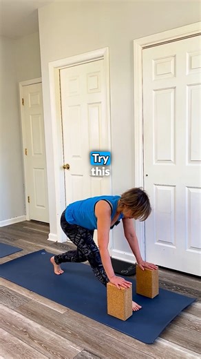 Bring the bounce back ✨ Dynamic sprinter → standing split: a rhythmic, accessible drill to restore elasticity, coordination and spring in the hips. Try 3–5 reps each side. Notice the difference. #MoveWithConfidence This little sequence mixes a sprinter’s lunge with a tiny hop and a standing split. I keep the split modest so it’s safe and realistic — this is about rhythm, endurance and returning elastic spring to the legs, not perfect lines. Why it matters: as we age we lose glide and elasticity 