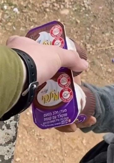 A heartwarming video circulating online offers a glimpse of humanity amidst the complex reality on the ground. When an IDF soldier spotted young Palestinian children searching for food in a dumpster, he immediately called them over to his post to share his own snacks. רגע של אנושיות בצל המציאות המורכבת: סרטון שרץ ברשת מתעד חייל צה