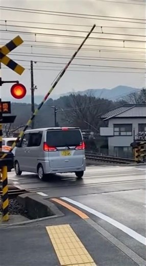 「何やってんだよ！」踏切内で閉じ込められた車の末路 Stuck on Railroad Crossing! Train is Coming! 🚂😱