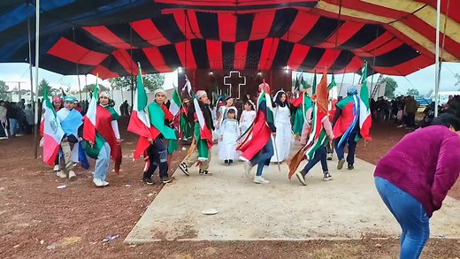 Las danzas tradicionales de los pueblos indígenas son un vibrante reflejo de su historia, espiritualidad y conexión con la naturaleza. ✨ Cada movimiento, ritmo y vestimenta cuenta una historia ancestral, transmitida de generación en generación como un tesoro cultural. 🇲🇽 Más que un baile, estas expresiones son un puente hacia el pasado, un homenaje a la tierra y una celebración de la identidad comunitaria. 🙏🏼 #puebloMagico #Cultura #FiestasPatronales #huascadeocampopueblomágico | Mi Huasca
