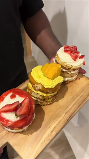 Ce mini layer cake aux fruits rouges 🍓 et à la mangue 🥭 Un dessert moelleux, frais et ultra crémeux… un vrai plaisir 😍 . . . #layercake #dessertmaison #faitmaison #gourmandise #tiktokfood