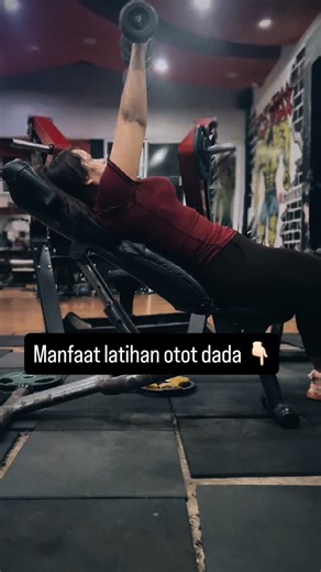 CJM PRODUCTION on Instagram: "Latihan otot dada di gym untuk perempuan bertujuan mengencangkan, memperkuat, dan memperbaiki postur tubuh, bukan membuat dada menjadi maskulin. Latihan efektif meliputi dumbbell press, machine chest press, incline flyes, cable crossovers, dan push-up. Lakukan 3 set dengan 8-12 repetisi, utamakan gerakan yang benar (form) dan mulai dengan beban ringan. Berikut latihan otot dada terbaik di gym untuk perempuan: Dumbbell Bench Press: Berbaring di bangku dan dorong dumb