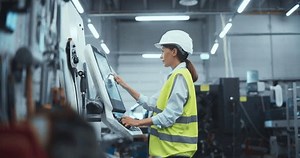 Female Machinery Technician Using Laptop Computer 库存影片视频（100% 免版税）3549919077 | Shutterstock