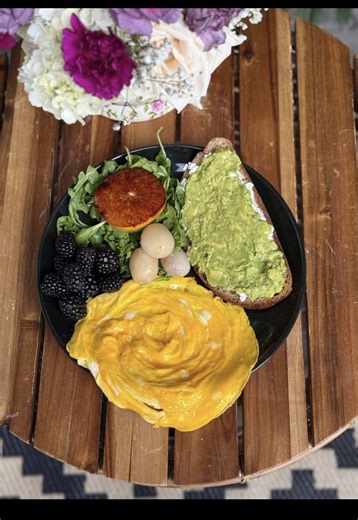 The art of a healthy and pretty breakfast 🤤 Everything on my plate: cottage cheese and avocado toast on whole wheat sourdough, scromlette, arugula with caramelized Fuyu persimmon, blackberries, and rambutan. #breakfastideas #brunch #nutrition #habeshatiktok #foodie