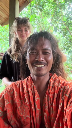 Part 1 Potong rambut sama bule leuweung #berandamu #fyp #tourist #bk