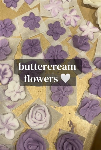 a moment for these buttercream flowers. ✨💐🤍 #buttercream #cakedecorating #flowers #hibiscus #baker