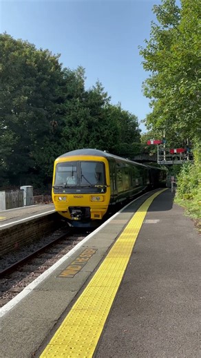Class 166 arriving into Yeovil Pen Mill #railvlogger #trainspotting #railwaycontent
