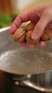 Mettre des noix dans de l’eau bouillante : l’astuce géniale que personne ne connaît...La suite en premier commentaire 😊 | Amour et Santé