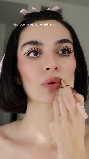 Master Lip Contouring with Oval Lining Tutorial