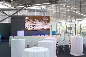 Exklusives Ambiente für Veranstaltungen: Unsere Event-Lounge im Herzen des Terminals 2 bietet einen fantastischen Blick auf die Abflugebene, das Vorfeld und die Start- und Landebahn. Bis zu 300 Personen können hier eure Gäste sein. Mehr auf: www.koeln-bonn-airport.de/eventlounge | Köln Bonn Airport