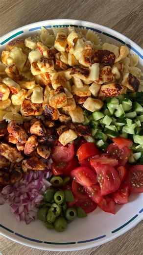 Scarlett: Dietitian on Instagram: "This one went off on the stories! Halloumi pasta salad Serves 4-5 - Two packets of halloumi I use Riverina - 2 large chicken breast (optional) - 2 tablespoons of hot honey or regular honey - Any small pasta of your choice I used bow ties - 1 large cucumber - 4 small tomatoes - 1/2 red onion - Olives - Olive oil Method 1. Dice chicken into small chunks 2. Cook chicken in a pan with olive oil when almost cooked add in honey to pan to brown chicken (move around oc