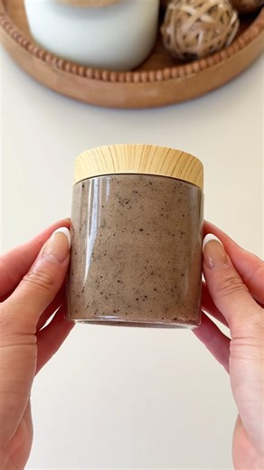 Vanilla coffee body scrub 🍦🤎☕️#bodyscrub #sugarscrub #homemadebodyscrub #bodyscrubs #diybodyscrub
