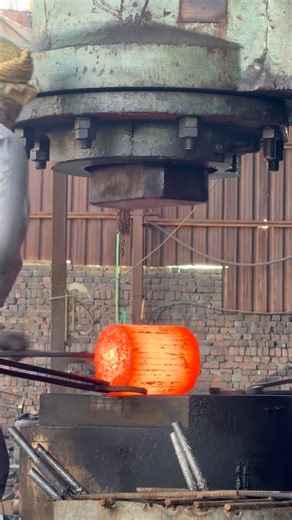 Forging Processing Makes A Hard Metal Round Plate #blacksmithing #forgingprocess