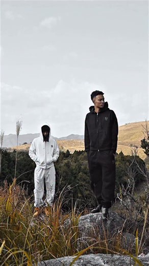 YORU on Instagram: "【MONOGRAM LOGO SHORT LENGTH ZIP HOODIE 】 【MONOGRAM LOGO HEAVYWEIGHT SWEAT PANTS 】 12/15(Mon)21:00 ― New Drop Price: ¥??? Sales will begin on 12/15 through the YORU ONLINE STORE. YORU ONLINE STORE にて、12月15日より販売開始いたします。"