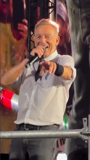 Bruce Springsteen gives a harmonica to a lucky fan in Nijmegen (06/29/2024)