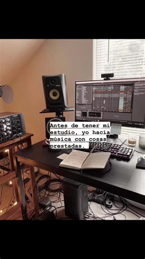 La historia de unos parlantes, una laptop prestada y un abuelo Antes de tener mi propio estudio, hacía música con cosas prestadas. En Nicaragua, mi hermana me prestaba su laptop para que yo pudiera producir música usando una copia prestada de Fruity Loops. Mi abuelo me soldaba cables para poder conectar la laptop a unos parlantes. En ese entonces, yo no sabía que él había aprendido a reparar radios y electrónicos por su cuenta, sin estudios formales. Su side gig era arreglarle los aparatos a la 