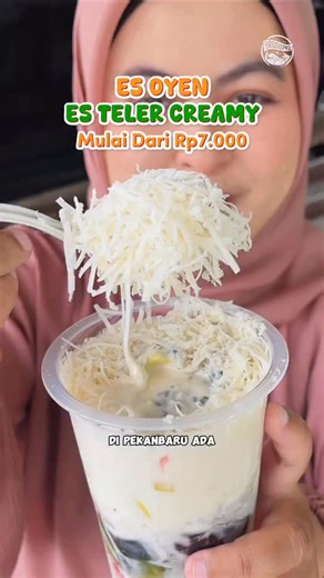 Brosis Pekanbaru on Instagram: "Di Pekanbaru ada es oyen dan es teler creamy dengan porsi besar dan harga mulai dari Rp7.000/cup. Isinya sama-sama lengkap, ada sagu mutiara, jelly, cincau, nangka, jagung, dan alpukat. Es oyen ditambah sirup dan kental manis yang bikin warnanya pink-pink, rasanya manis dan segar. Sedangkan es teler creamy pakai cream cheese yang kental, ditambah selasih dan topping keju, rasanya manis dan creamy😍 Kalau BroSis, tim es oyen atau es teler creamy? _ Harga: Es Teler 