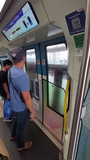 All the train doors didn't even open 😑😑