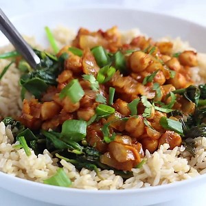 These Vegan Curried Chickpea Bowls make meal prepping for the week a breeze. The chickpeas are paired with garlicky spinach and brown rice for an easy meal that’s absolutely delicious and filling. Get the recipe here: https://www.eatingbirdfood.com/curried-chickpea-bowls/ | Eating Bird Food