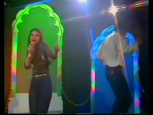 Nazia Hassan fue una cantante y actriz pakistaní que marcó un hito en la historia musical de su país al convertirse en pionera de la música moderna subcontinental, y también en el mundo, al colocar en las listas de popularidad canciones como "Disco Deewane" | Baúl del Tiempo