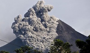 Indonesia: Mount Merapi spews smoke into sky as it erupts