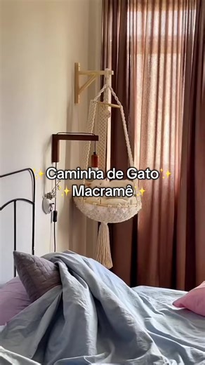 A cama de gato em macramê é uma peça artesanal feita à mão que combina funcionalidade, durabilidade e uma estética Boho Chic, ideal para decorar ambientes internos enquanto proporciona conforto aos felinos. Já disponível no carrinho laranja acima!⬆️ Me siga para mais!♥️# #aconchego #macrame #decoration