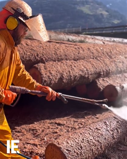 2M views · 2.6K reactions | Using high-pressure water, bark is pulled off the logs meant for construction. The water returns naturally to the earth. : Instagram / @rundholzhaus | Interesting Engineering | Facebook