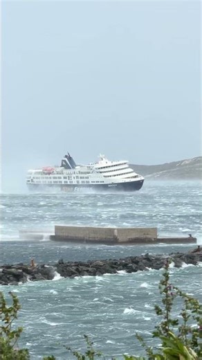 Super ferry παλεύει με τα κύματα στην Τήνο