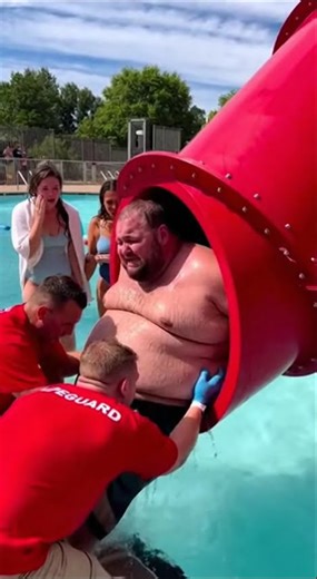 Unbelievable Rooftop Pool Moment Caught on Camera