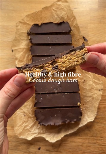 Healthy and high fibre chocolate chip cookie dough bars! Ingredients: 2 tbsp peanut butter 1 tbsp honey 1 tbsp @Linwoods Health Foods flax seed mix 1 tbsp oats 3 tbsp almond flour 150g dark chocolate Pinch of salt Leave in the fridge to set for 30 minutes #healthycookiedoughrecipe #healthycookiedough #cookiedoughbars #cookiedough #healthydessert