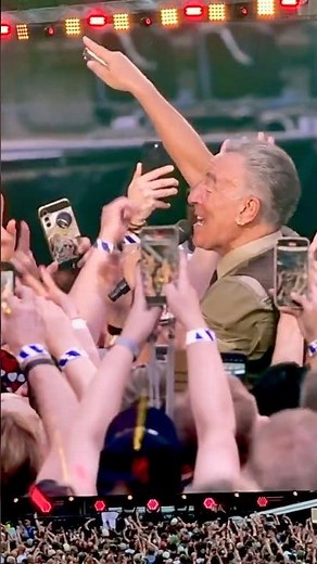 Bruce Springsteen Surrounded by Fans Singing The Promised Land 🔥🎸 #brucespringsteen