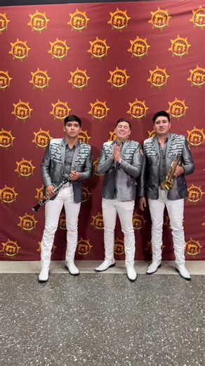 Mi raza 🤠 Saludos a todos desde el meet and greet🎤✍️🤩 Muchísimas por su presencia y su recibimiento y por ayudarnos a hacerlo posible con su presencia , ¡Fue un conciertazo!🔥 Nos vemos la próxima 🙌 @jaaliveentertainment @rafarecoditos @jeypi_recoditos @orlando_recoditos @oraciorecoditoss #elpasotexas #bandalosrecoditos #casino #concierto #regionalmexicano | Banda Los Recoditos