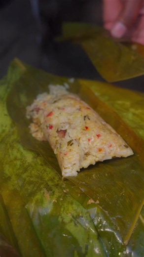 Este es el risotto colombiano 🇨🇴🥥🫔El atollado es uno de los platillos más deliciosos que he probado, se te antojó? y qué mejor si te lo prepara mamá Cruz, con una tuna ahumado y pescado por los mismos pescadores de la comunidad. La leche de coco mezclada con el picante y las hierbas de azotea hacen de este un platillo único. De verdad, la comida del Pacífico colombiano es un antes y un después. El documental completo ya está en mi canal, no te lo pierdas. 📺▶️ O coméntame “documental” y te l