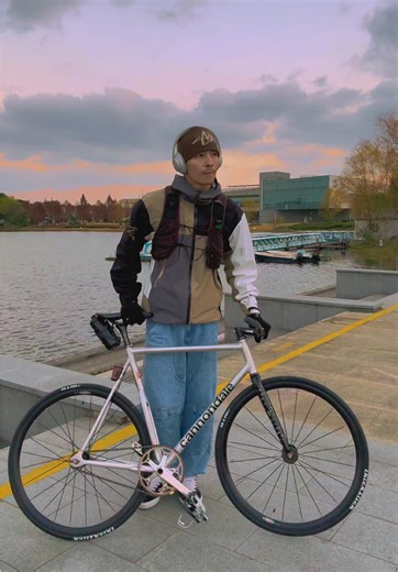 How to Style Cycling Clothes for a Fashionable Ride