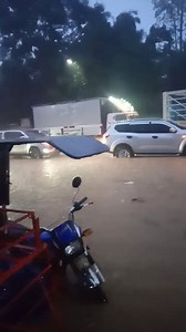 BAHA SA DAVSUR WATCH: Several parts of Davao del Sur experienced heavy flood on Monday evening, June 19 brought about the heavy downpour. The video was taken around 6 p.m. at Tuban in Sta. Cruz going to Digos City where vehicles are struggling to pass by due to the heavy flood. 🎥SoySoy Ayog Takamuri #AllYouNeedToKnow | SunStar Davao