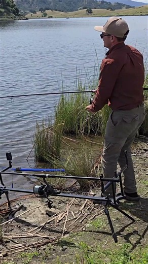 🎣 Когда удилище сгибается в дугу, понимаешь — на том конце что-то серьёзное!