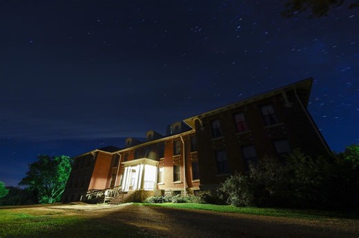 How did Edinburgh Manor in Jones County become a haunted attraction?