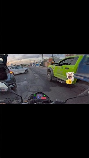 En un accidente hay que evitar otro poniendo los triangulos a 50 metros del carro #dot #koderbkr