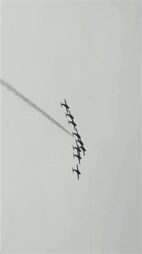 The Physics of Formation Flying #airshow #physicsinlife #aviation #science