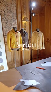 Berluti présente “Champ-contrechamp” Sous les ors de la fondation del Duca, Berluti recevait amis, journalistes, célébrités et influenceurs pour un cocktail aux saveurs de l’été. Il faisait écho à la présentation intitulée “champ-contrechamp” qui met en lumière une vision contrastée de l’allure masculine. Si en plan serré, chacun pouvait admirer le soin apporté aux détails, en plan large, la flamboyance d’une allure remarquable dont le cuir est le point d’orgue prenait une dimension presque ciné