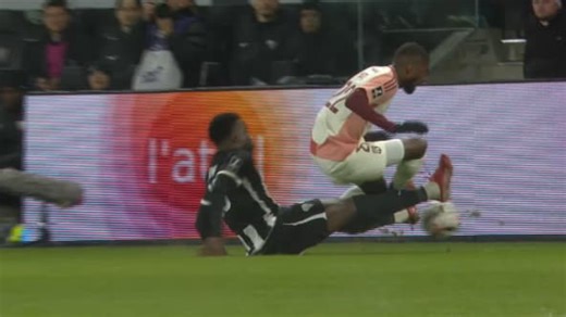 Angers-OL: tacle dangereux de Dieng, pas de rouge... La décision litigieuse de l'arbitre qui fait enrager Lyon