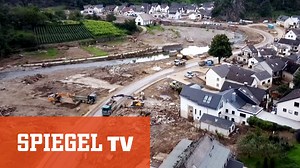 Seit vier Wochen sind SPIEGEL TV-Reporter im Krisengebiet unterwegs. In diesem Film dokumentieren sie minutiös, wie die gewaltige Flutwelle anrollte. Und gehen der Frage nach, warum die Häuser in den betroffenen Orten trotz Vorwarnung nicht evakuiert wurden. (1/7) | SPIEGEL.TV