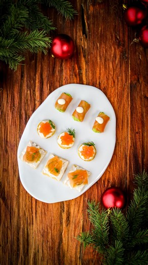 Las Recetas de MJ on Instagram: "🎄 3 CANAPÉS CON SALMÓN AHUMADO (facilísimos y de nivel) 🐟✨ Si te gusta el salmón ahumado, hoy te traigo 3 ideas de aperitivos rápidas, elegantes y llenas de sabor usando el salmón ahumado Supreme de @Ahumadosdominguez como absoluto protagonista. En casa nunca falta, pero en Navidad es un must 🙌🏻 1️⃣ Rollitos de salmón y aguacate Medio aguacate 🥑, sal, chorrito de AOVE y lo chafamos bien. Estiramos una lámina de salmón ahumado, la rellenamos con el aguacate y