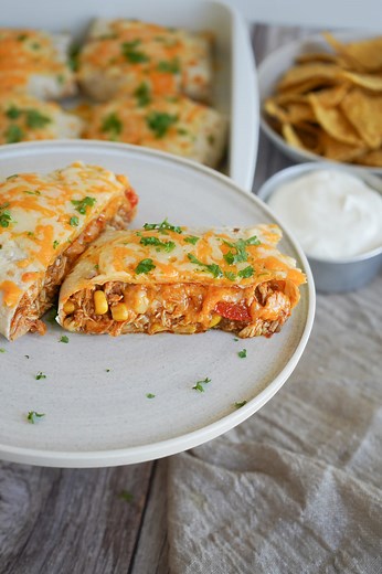 92/100 Mør og så lækker kylling, som passer sig selv i ovnen 😍 Jeg bruger kyllingen i tortillas med ost, men du kan også komme kyllingen i pitabrød, sandwich, nyde med en salat og lidt godt brød eller kom i en burger 😋 8 stk (jeg lavede dog kun 6 og frøs resten af fyldet) 1 løg 1 hel kylling den jeg bruger vejer 1350 g 2 poser tacokrydderi 1 glas medium salsa 2½ dl vand 2 peberfrugter 285 g majs salt citron- eller limesaft 200-250 g ost jeg bruger lidt rester – cirka halv cheddar og halv aged 