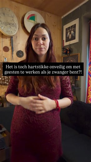 Naomi Mirkrida on Instagram: "Misschien heb je dit weleens gehoord: dat het onveilig zou zijn om met geesten of energie te werken als je zwanger bent. Vanaf mijn eerste zwangerschap (nu bijna 12 jaar geleden) tot nu toe krijg ik deze vraag elke keer als ik zwanger ben. Maar daar blijft het niet bij, ik heb ook weleens waarschuwingen gehad, dat ik zou moeten stoppen met mijn werk als Animistisch werker om een miskraam te voorkomen, dat ik geen deel uit mocht maken van groepsrituelen om het negati